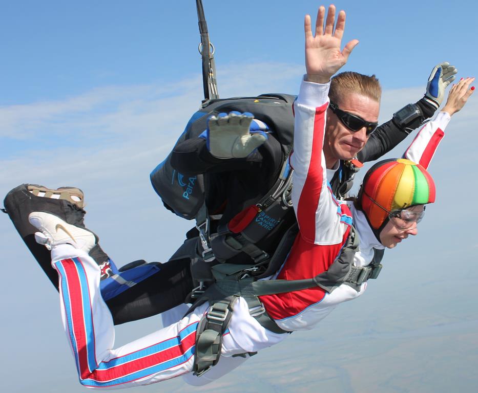 Первый прыжок с парашютом в тандеме с инструктором Людмилы Первый прыжок с парашютом в тандеме с инструктором Людмилы