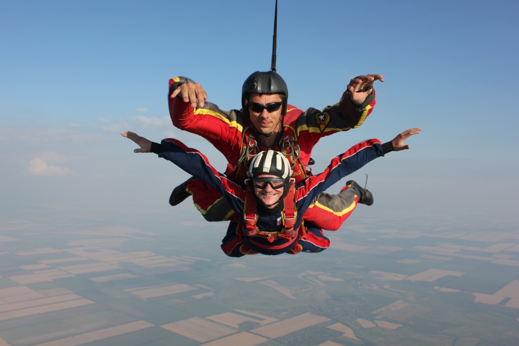 Первый прыжок с парашютом в тандеме с инструктором