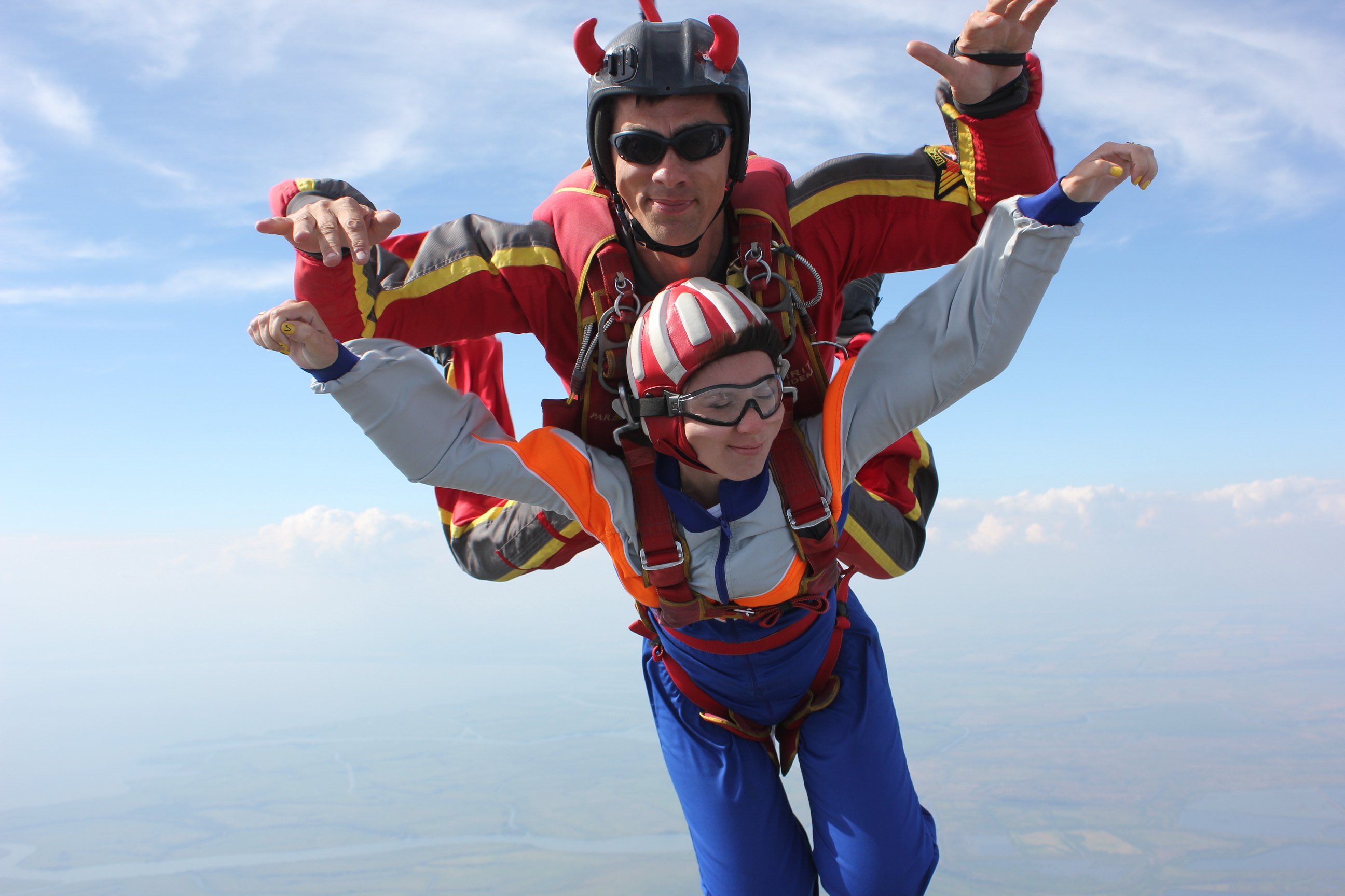 Первый прыжок с парашютом в тандеме с инструктором Анаиды Первый прыжок с парашютом в тандеме с инструктором Анаиды