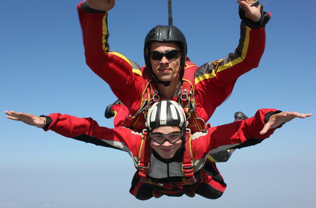 Первый прыжок с парашютом в тандеме с инструктором Юрия Первый прыжок с парашютом в тандеме с инструктором Юрия
