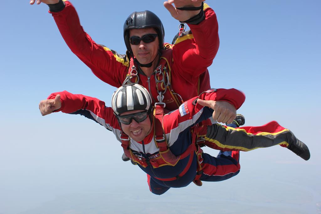 Первый прыжок с парашютом в тандеме с инструктором Романа