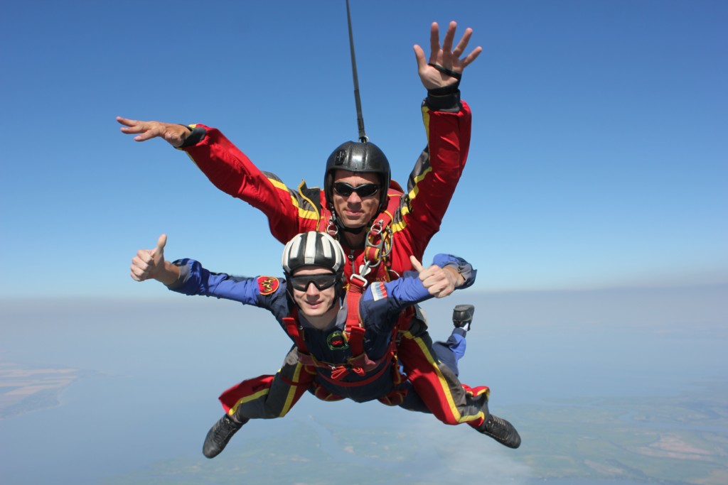 Первый прыжок с парашютом в тандеме с инструктором