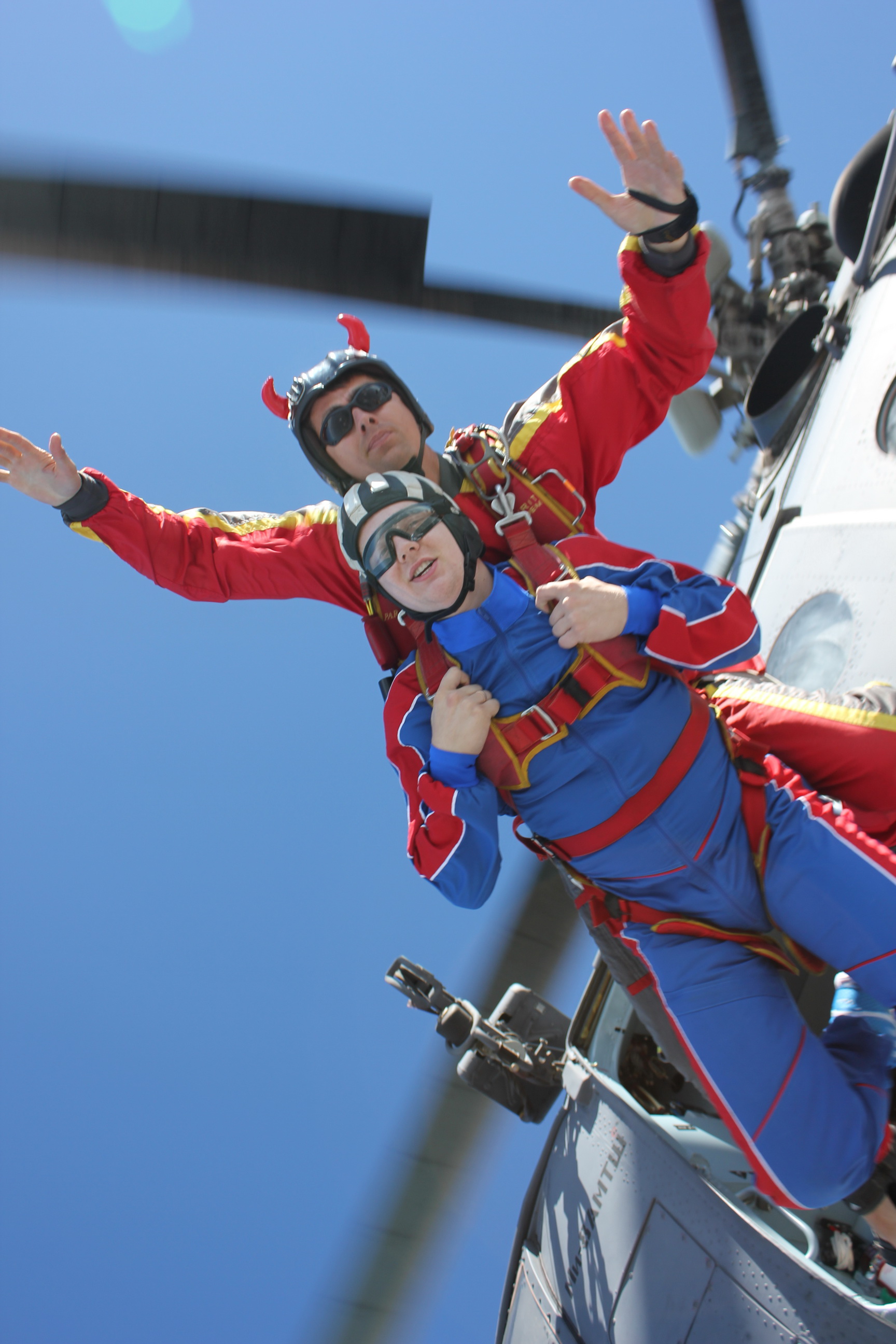 Первый прыжок с парашютом в тандеме с инструктором Вадима