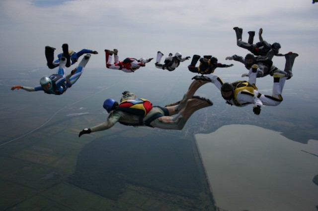 Построение парашютистами формации в Азовском аэроклубе